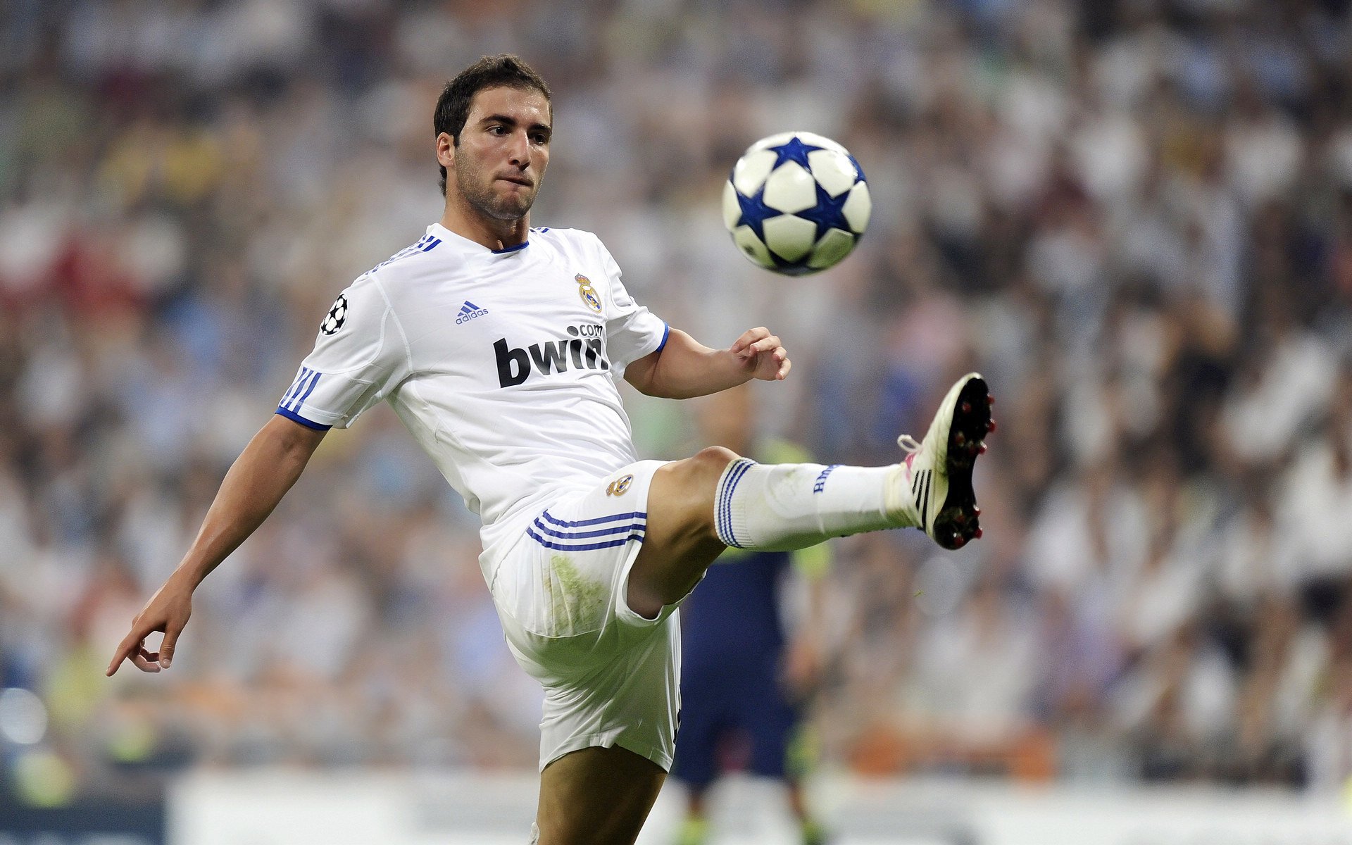 传媒报道中的足球：从现场到虚拟的全方位转变，足球转播广告