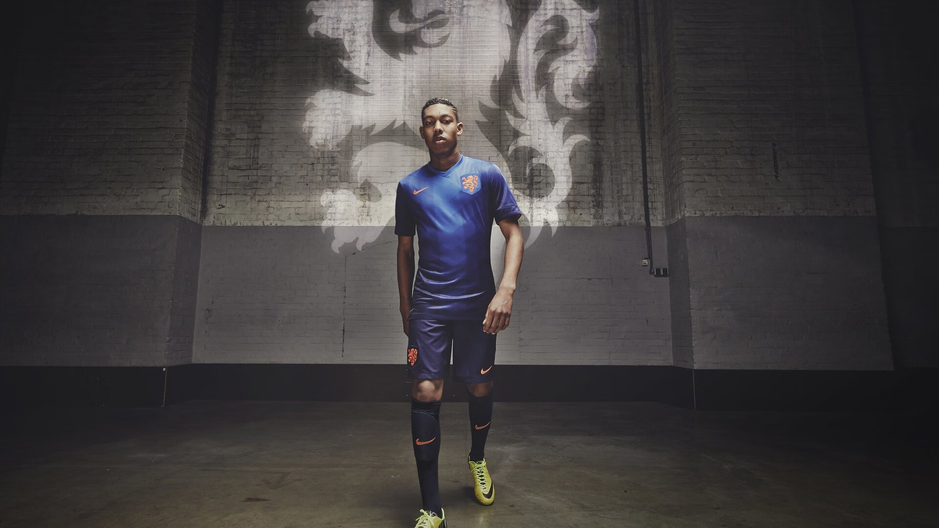 德甲球队高压逼抢环境下认知分配效率对传球精度影响研究，足球高压战术